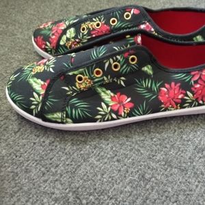 Avon Hawaiian Slip on Tennis Shoe. Sz 8 fits like an 8 1/2.